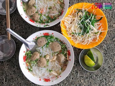 Bánh canh Vĩnh Trung (Bánh canh Khmer/ Bò viên Bảy Núi) (An Giang)
